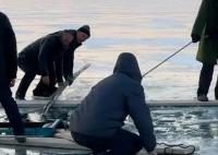 男子开三轮车捕鱼坠冰河溺亡 内幕曝光简直太意外了