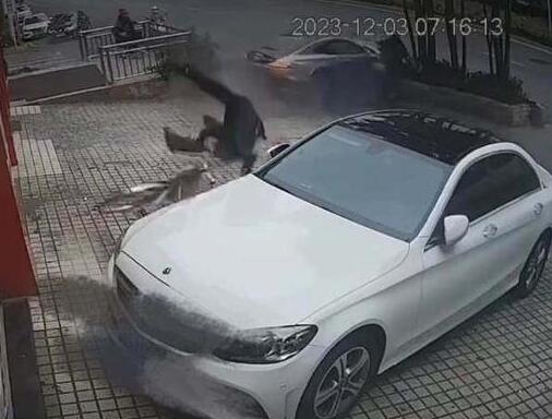 深圳街头奔驰跑车失控撞飞路人 背后真相实在让人惊愕